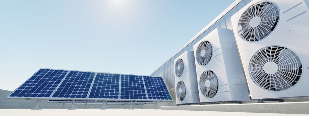 Installation de panneaux solaires alimentant des unités de climatisation industrielles avec ventilateurs