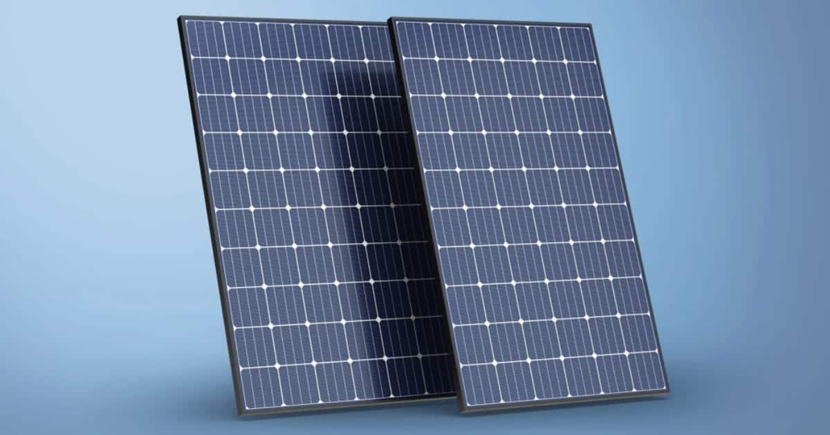 Deux panneaux solaires photovoltaïques monocristallins pour une puissance totale de 800W