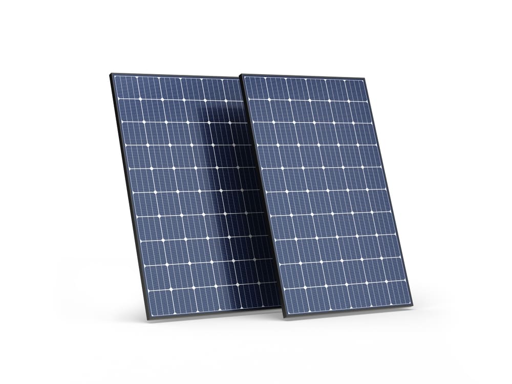 Deux panneaux solaires photovoltaïques monocristallins sur fond blanc pour installation résidentielle
