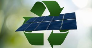 Symbole de recyclage vert entourant des panneaux solaires photovoltaïques illustrant l'économie circulaire du solaire