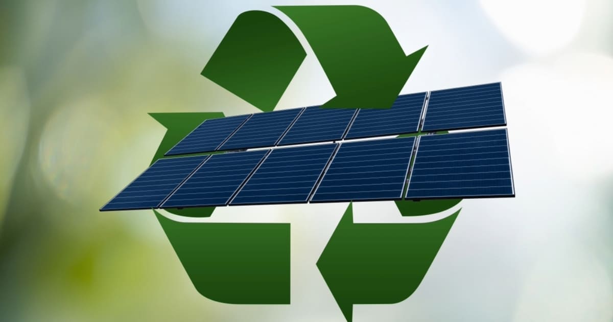 Symbole de recyclage vert entourant des panneaux solaires photovoltaïques illustrant l'économie circulaire du solaire