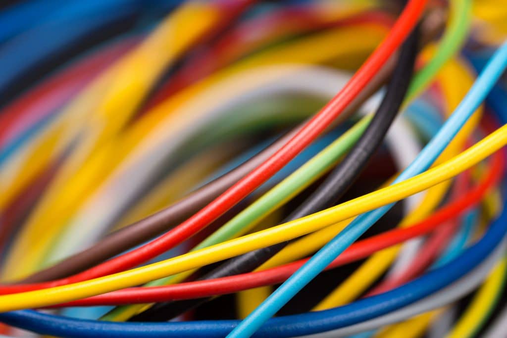  Câbles électriques colorés utilisés pour le raccordement d'une batterie solaire à une installation photovoltaïque