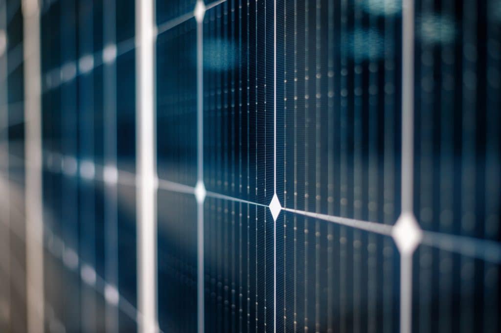  Gros plan sur les cellules d'un panneau solaire photovoltaïque pour autoconsommation avec batterie