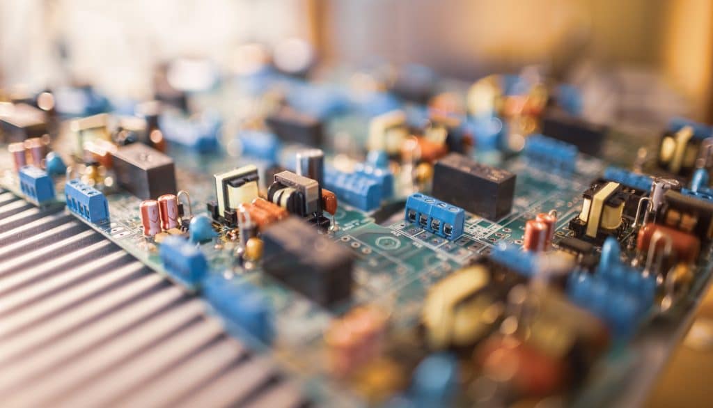 Gros plan sur un circuit électronique de type BMS intégré dans une batterie solaire pour la gestion de charge