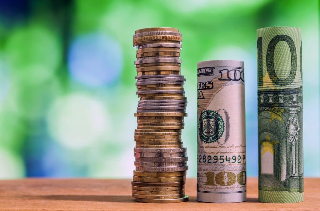 Pile de pièces et billets en euros symbolisant les économies réalisées grâce à une batterie solaire