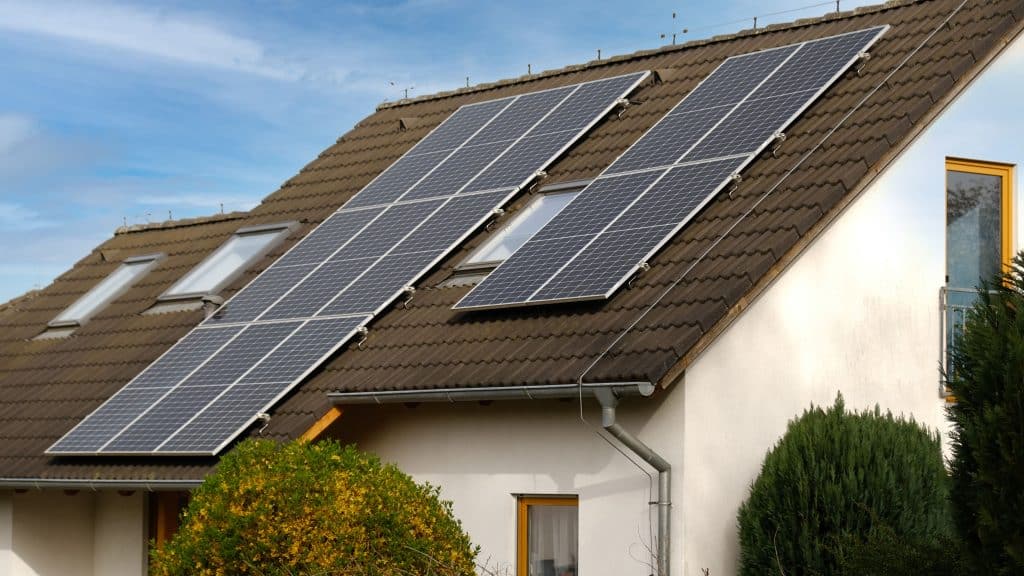 Maison individuelle équipée de panneaux solaires sur le toit adaptée à une installation en monophasé pour l'autoconsommation