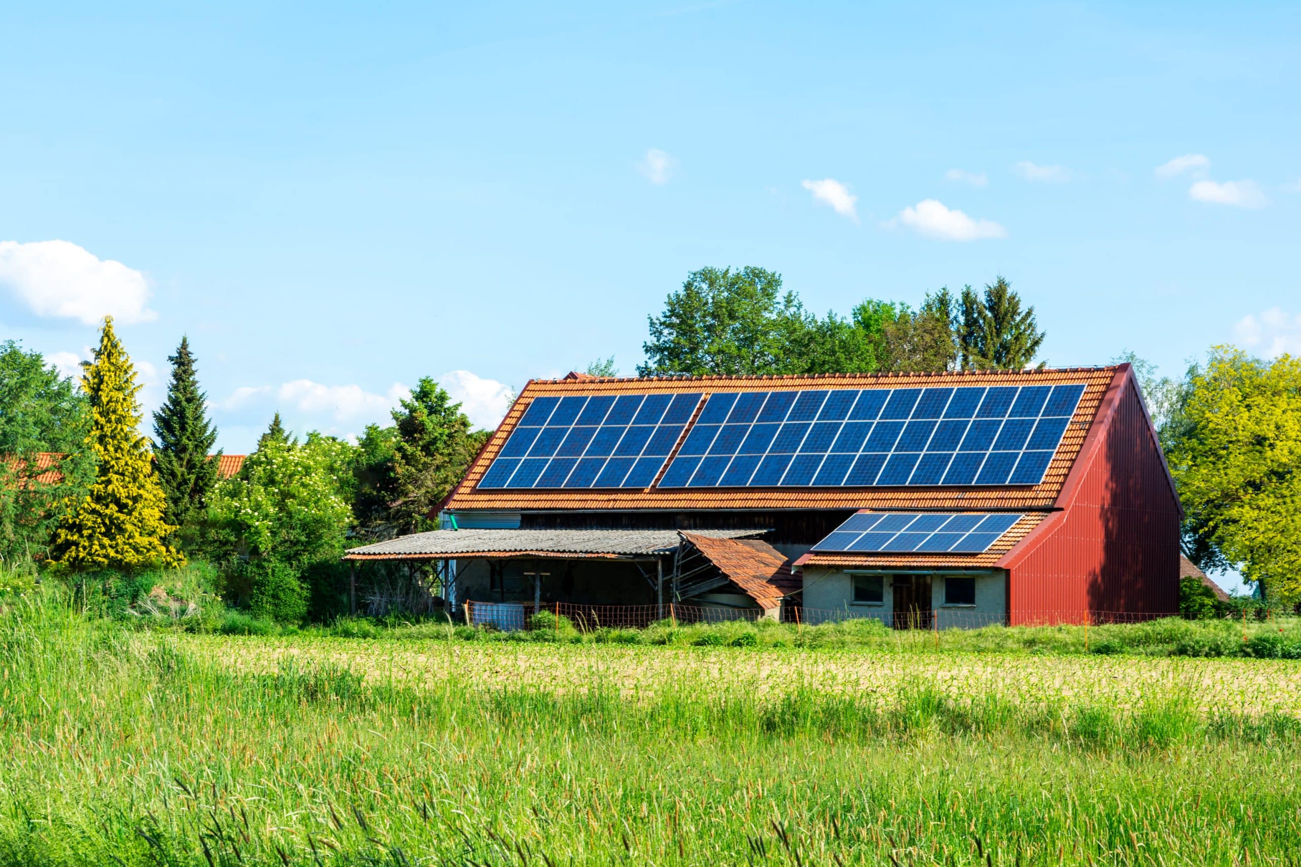 Maison de campagne avec panneaux solaires reliés à une batterie solaire