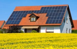 maison avec panneaux solaires Leroy Merlin