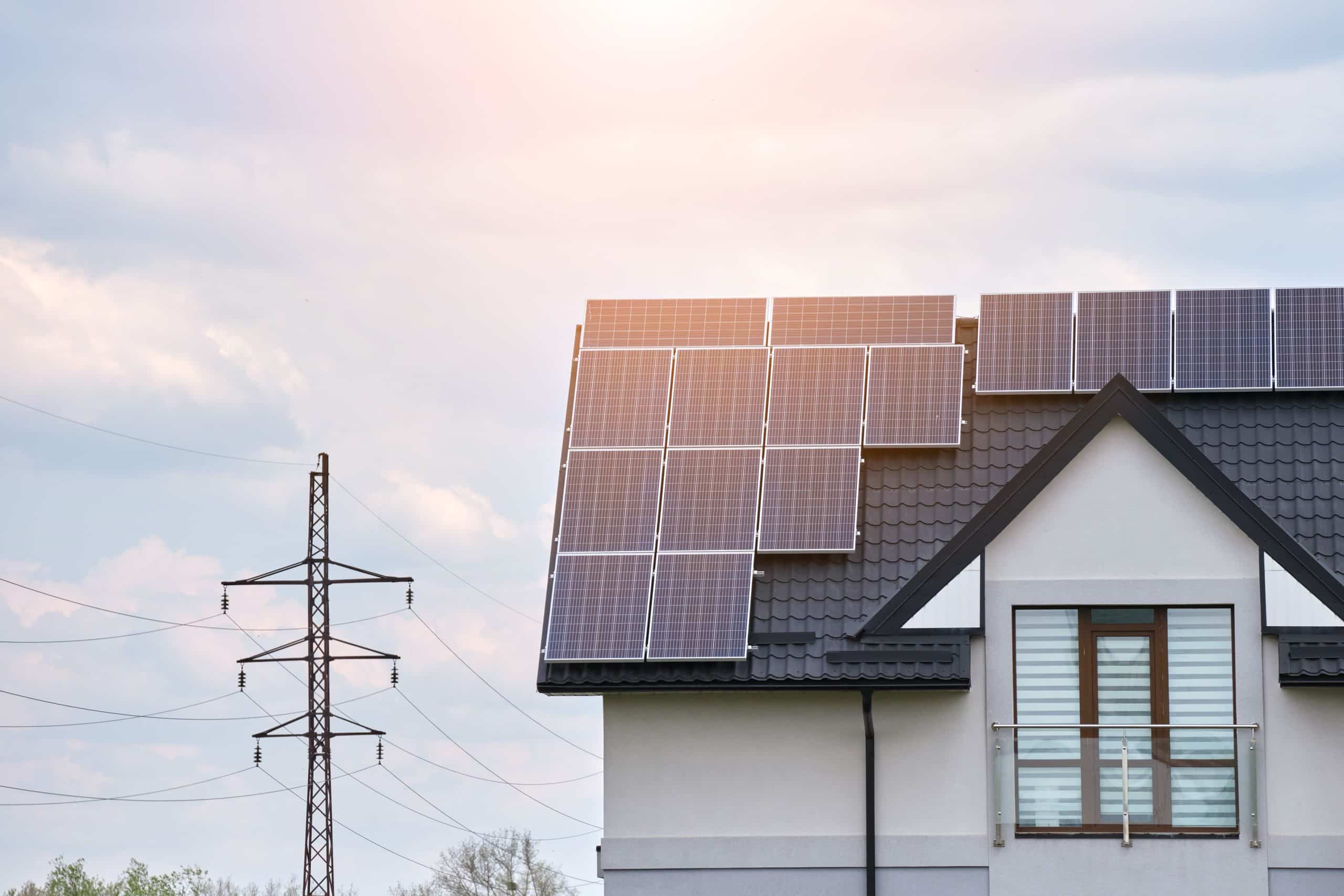 panneaux solaires sur toiture maison illustrant la distance minimale entre des panneaux solaires ou photovoltaïques