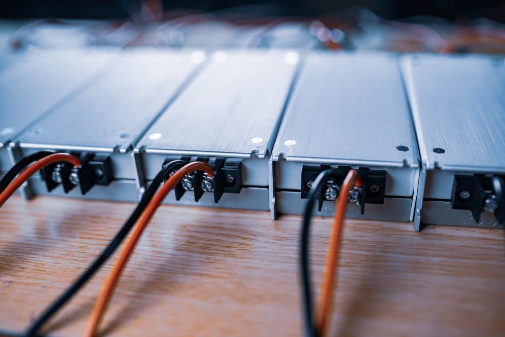  Gros plan sur des modules de batterie solaire connectés en série pour le stockage d'énergie photovoltaïque