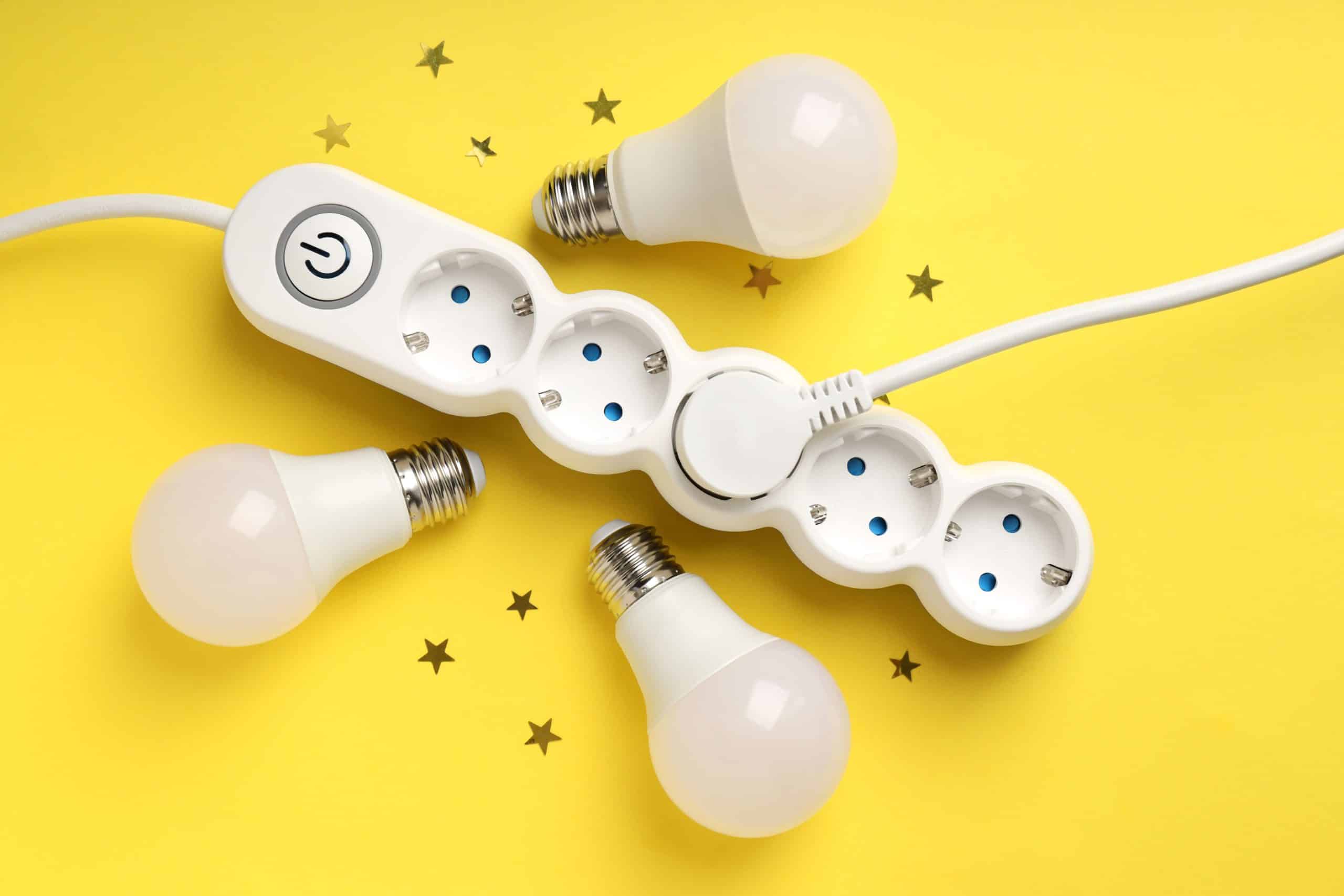 Multiprise et ampoules LED illustrant la consommation électrique des appareils à gérer avec un compteur monophasé