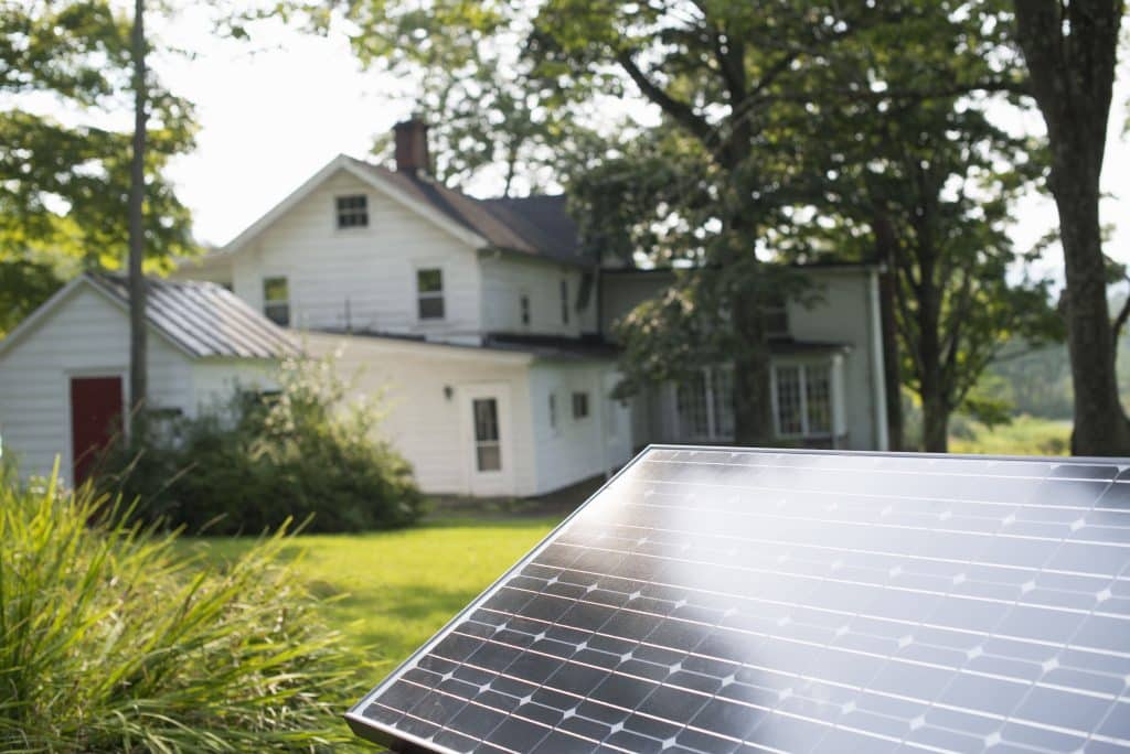 Panneau solaire installé dans le jardin d'une maison pour produire de l'énergie en autoconsommation avec batterie