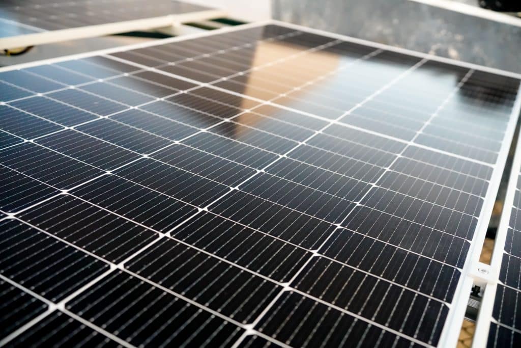 Gros plan sur les cellules d'un panneau solaire monocristallin similaire aux modèles vendus chez Leroy Merlin