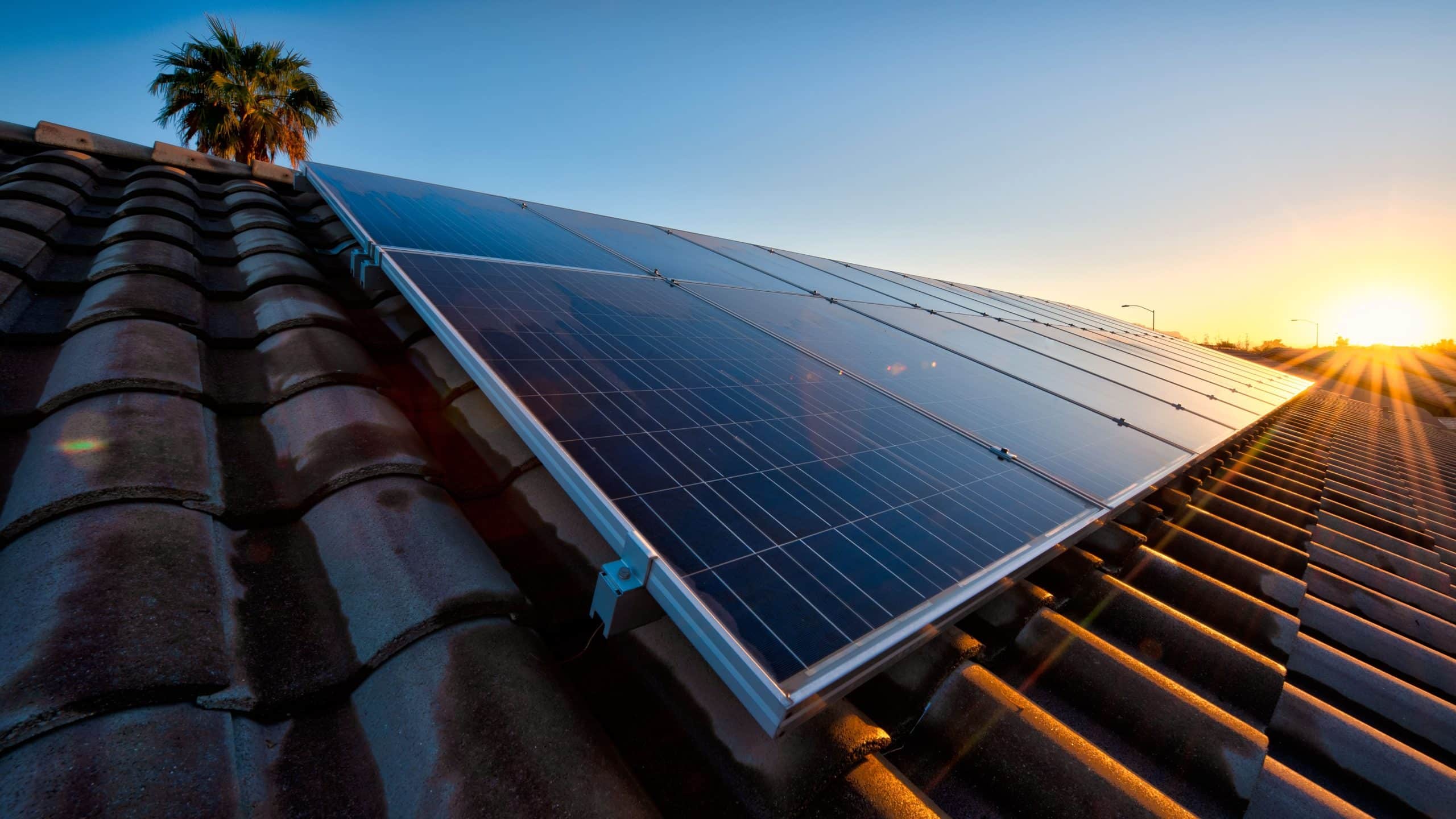 panneaux solaires sur toiture, alimentant des batteries solaires physiques