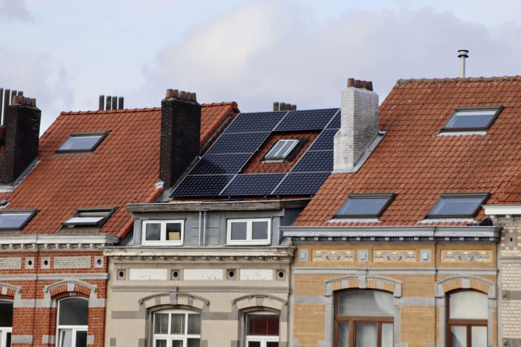 Panneaux solaires installés sur le toit d'une maison de ville idéaux pour un kit solaire plug and play avec batterie