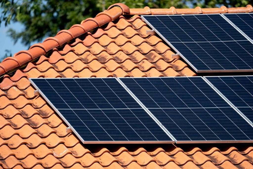 Panneaux solaires installés sur une toiture en tuiles équipés de micro-onduleurs pour optimiser la production individuelle de chaque module