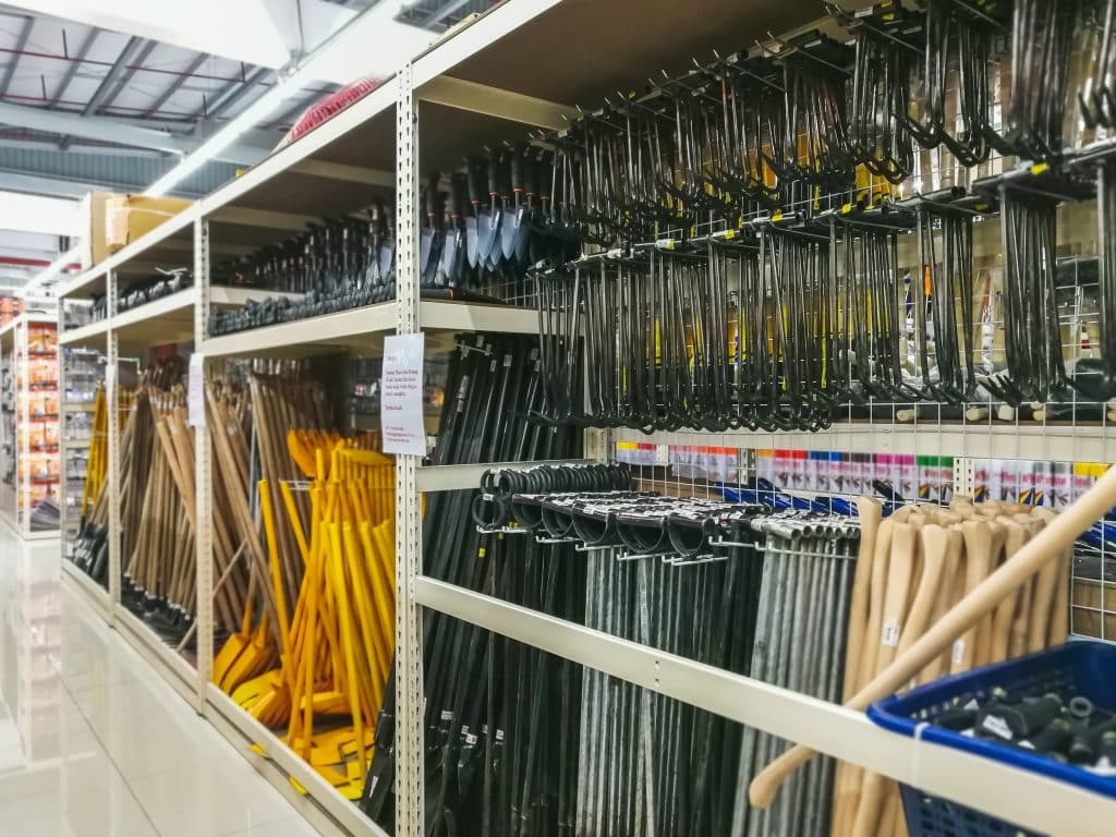 Rayon outillage dans un magasin de bricolage type Castorama avec outils de jardinage et quincaillerie