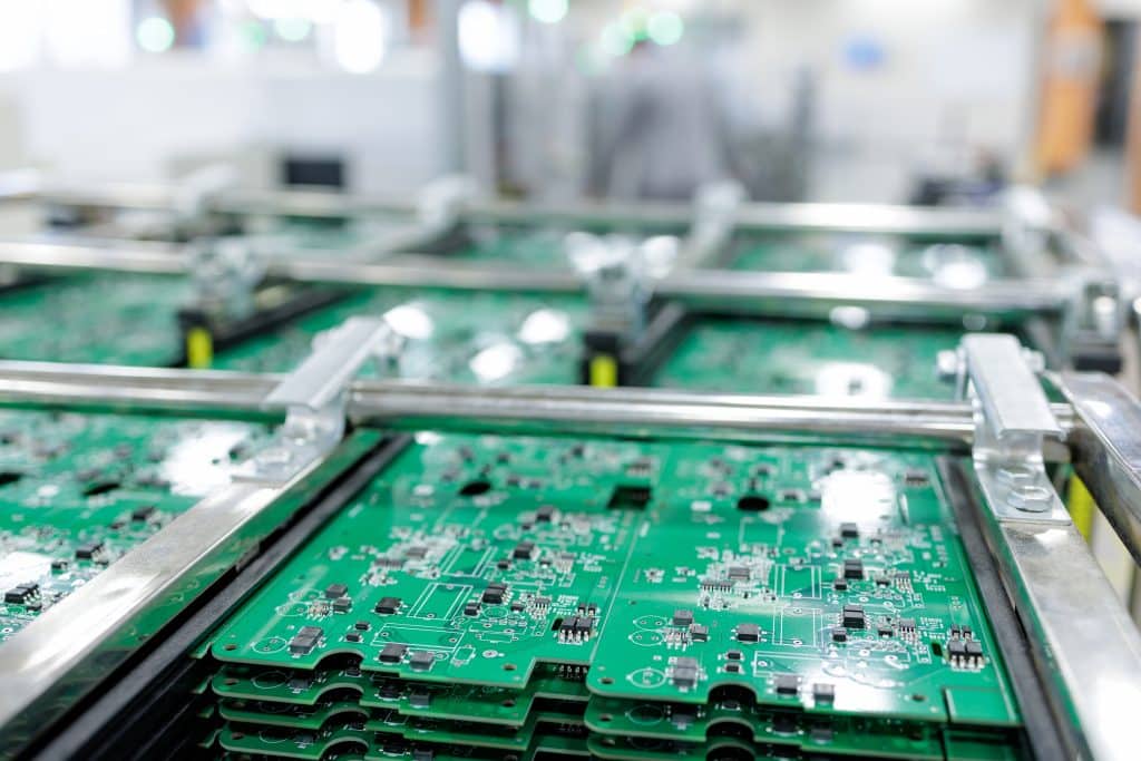 Cartes électroniques de type BMS en production illustrant la technologie embarquée dans les batteries solaires BYD