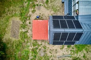 Panneaux solaires en vue aérienne sur maison avec batterie solaire de stockage