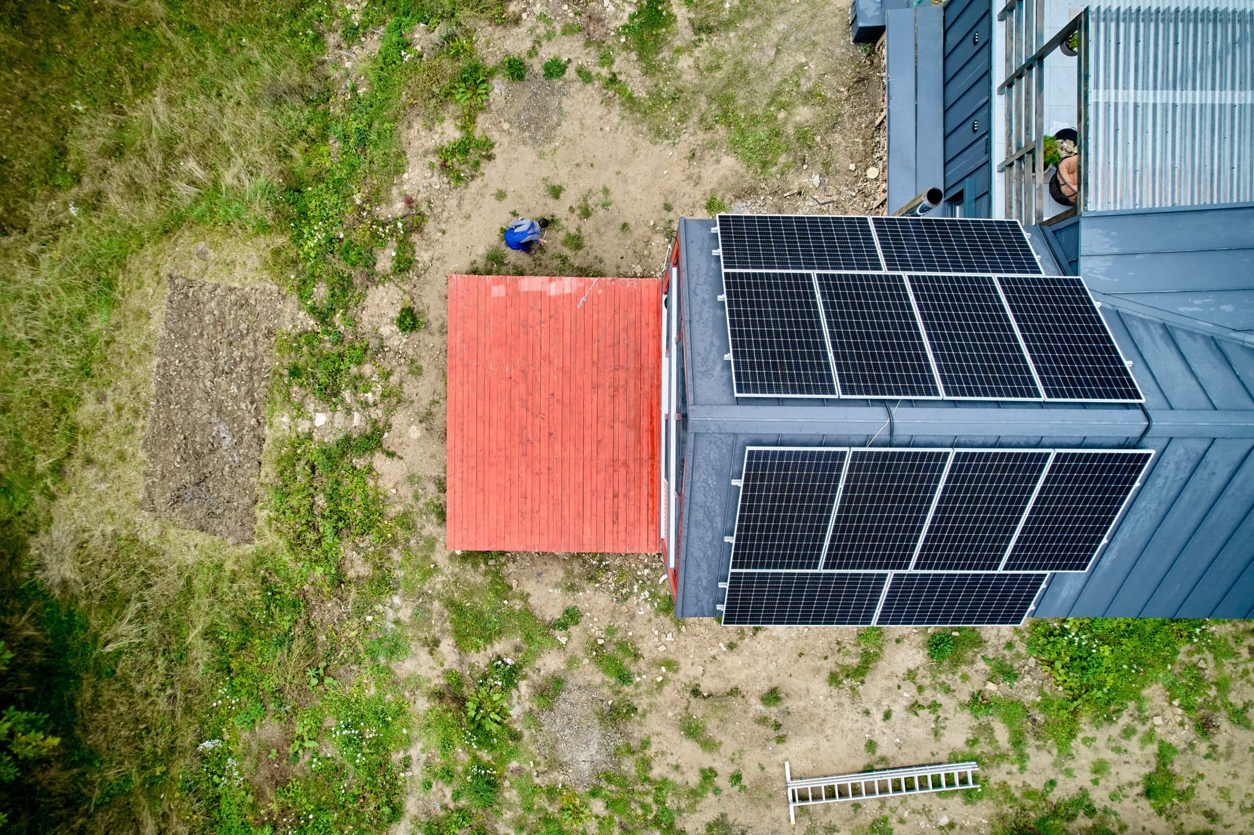 Panneaux solaires en vue aérienne sur maison avec batterie solaire de stockage