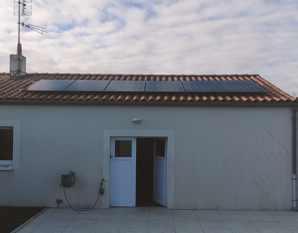 <span class="popup-mms-9">Installation de panneaux solaires sur toiture inclinée - 2460W</span>