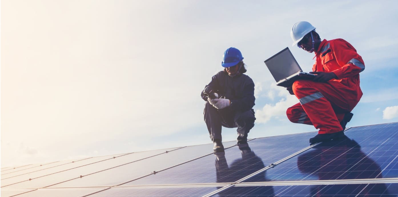 Installateurs en pleine pose de panneaux solaires