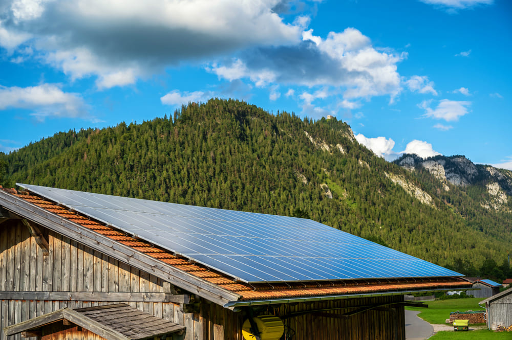 Installation panneaux photovoltaïques sur un chal