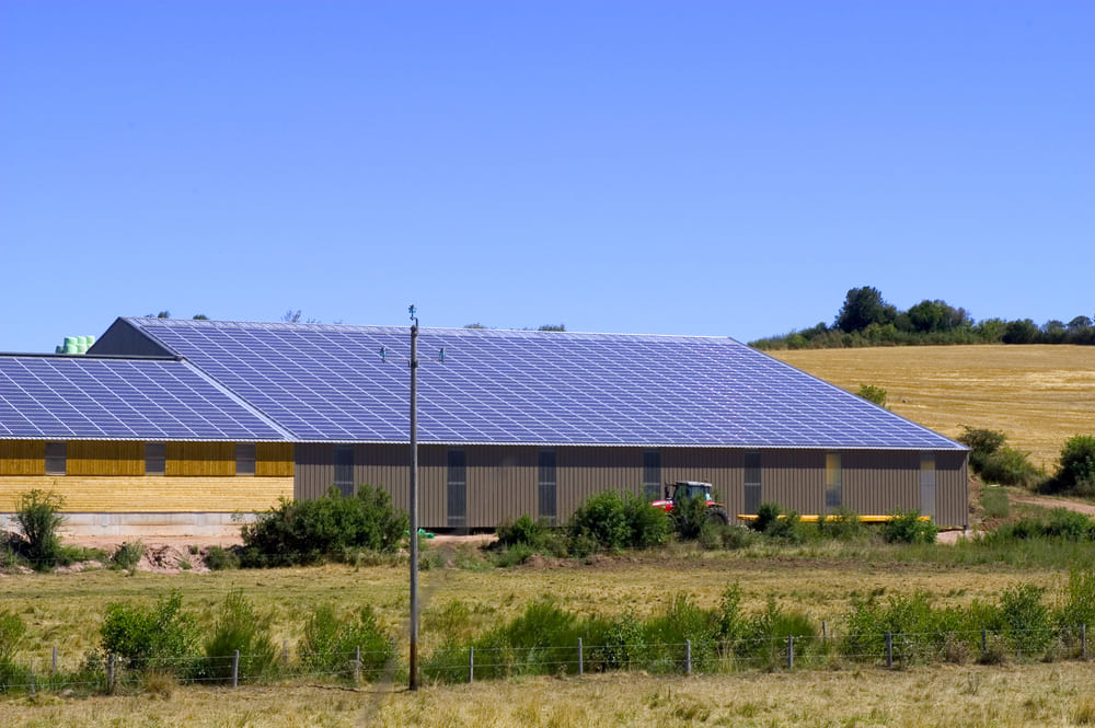 Installation de panneaux solaires sur un hangar photovoltaïque agricole