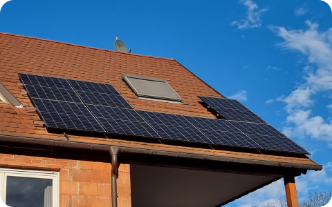 Comment fixer un panneau solaire sur un toit ?