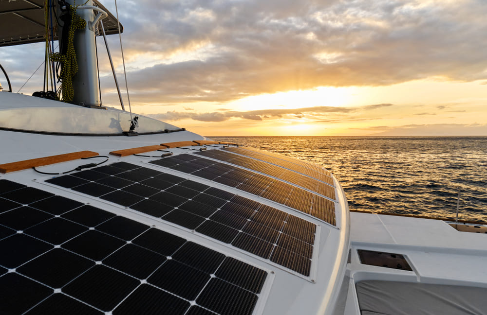 Panneaux solaires souples et nomades sur un bateau
