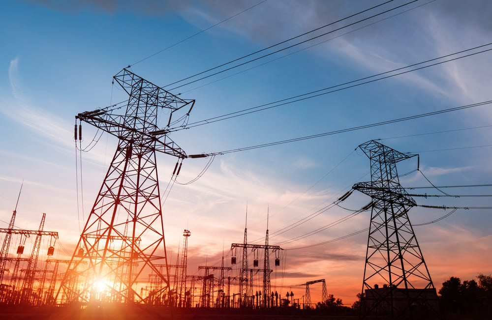 Photo d'une station d'électricité avec ses lignes à haute tension