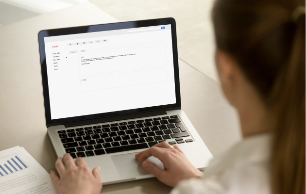 Par email