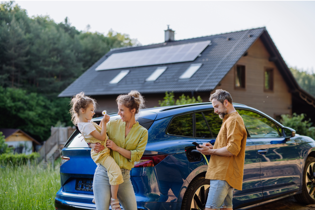 Image maison avec une installation solaire en arrière plan et les clients sereins et rassurés au premier plan